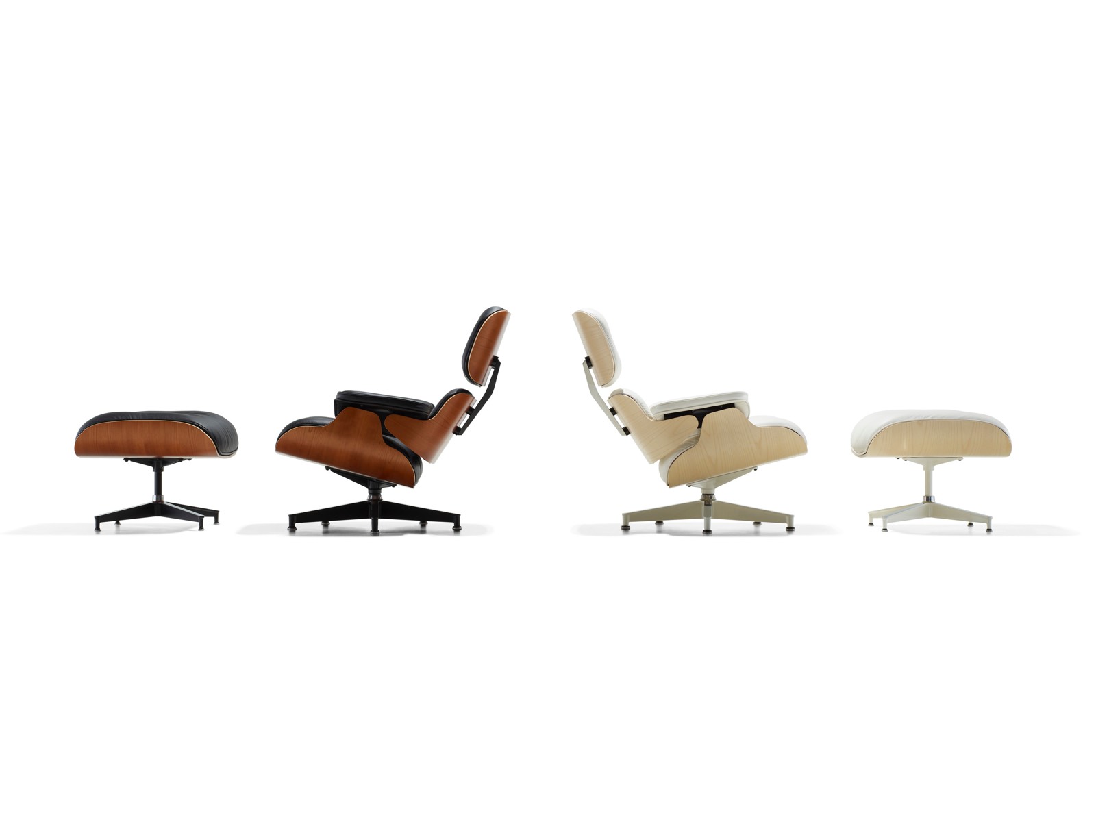 Um couro preto Eames Lounge Chair e Otomano e um couro branco Eames Lounge Chair e Otomano, posicionado de costas.