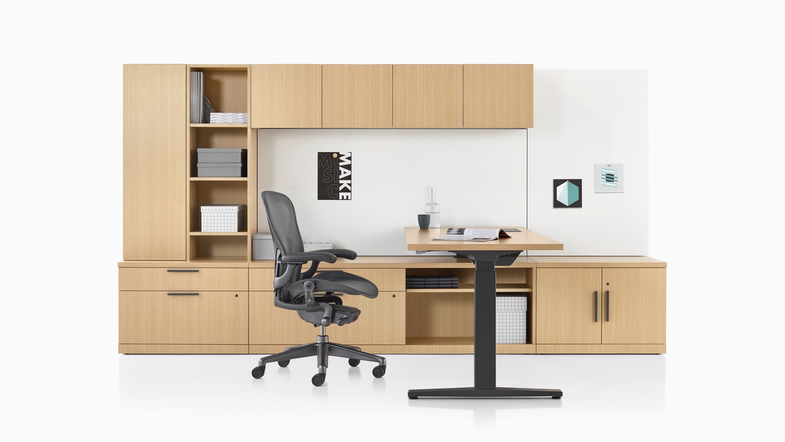 Canvas Private Office com armário em madeira clara, mesa com ajuste de altura e cadeira de escritório Aeron preta.