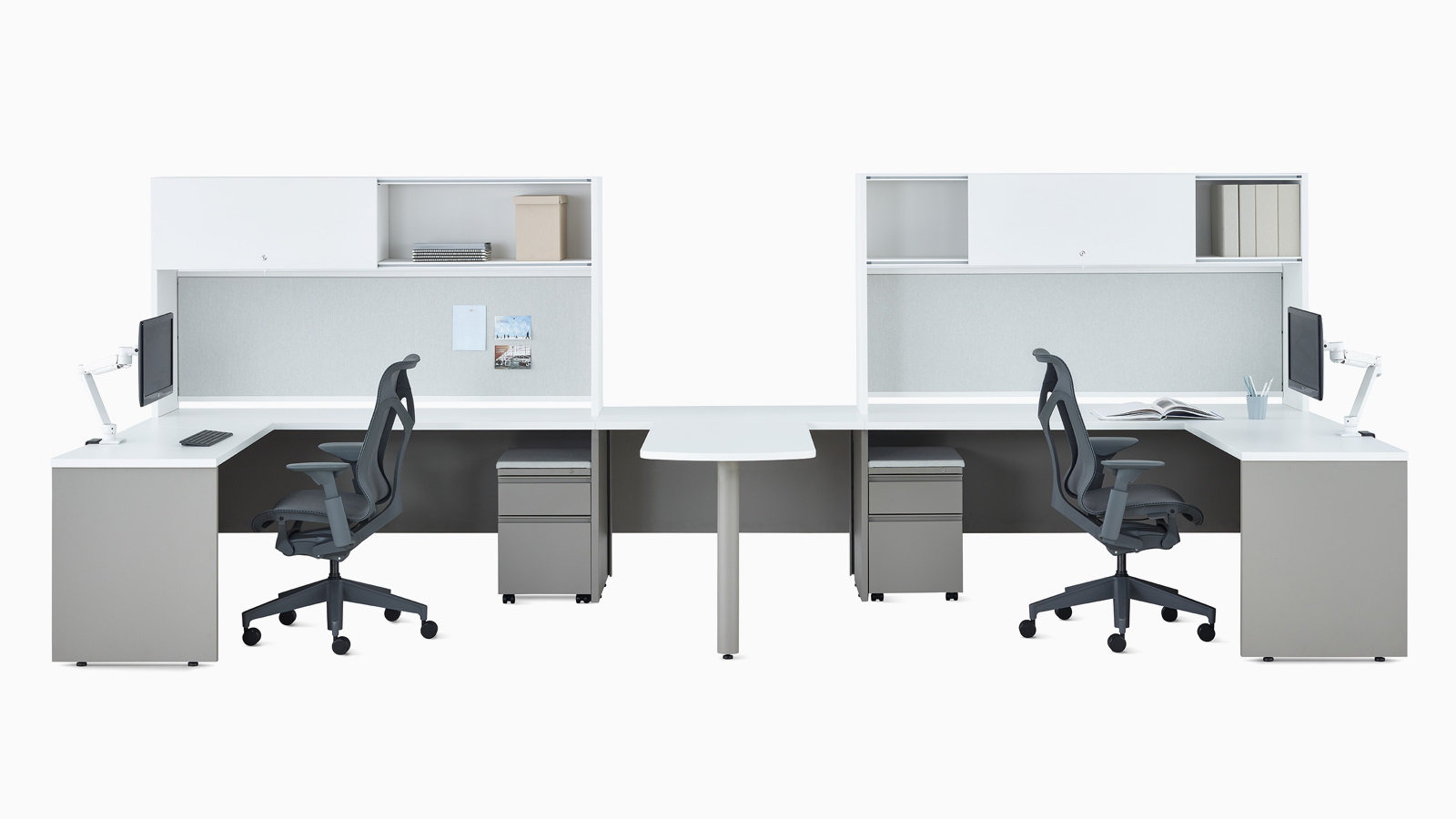 Duas mesas metálicas em branco e cinza com armário superior, braços para monitor Concerto e cadeiras Cosm cinza escuro.