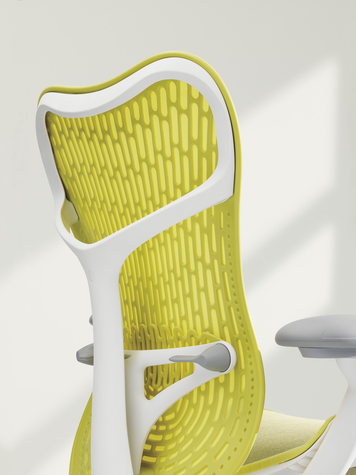 Vista traseira de uma cadeira amarela do escritório de Mirra 2.