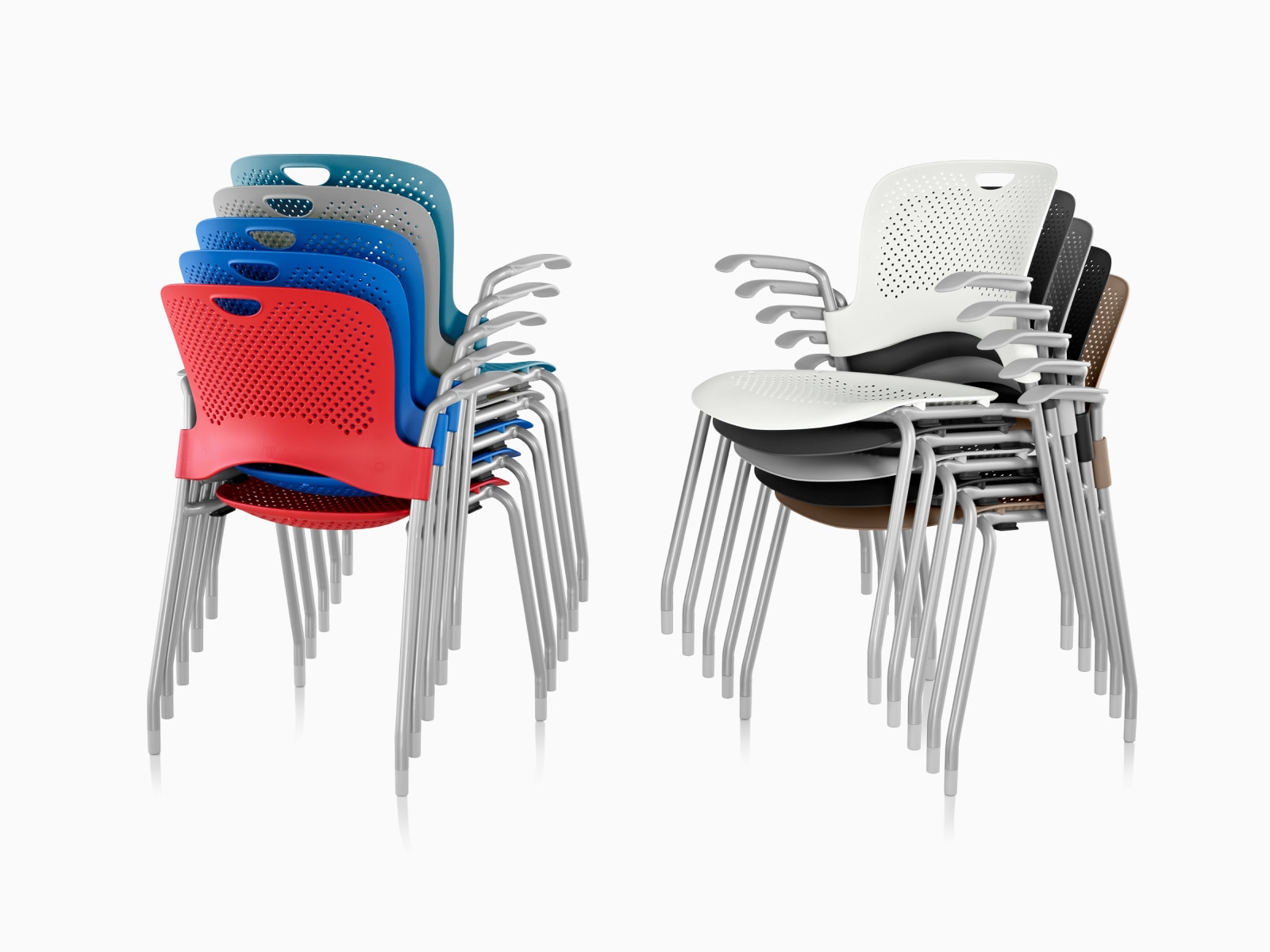Dois conjuntos de cadeiras empilháveis Caper em várias cores, as duas empilhadas em cinco.