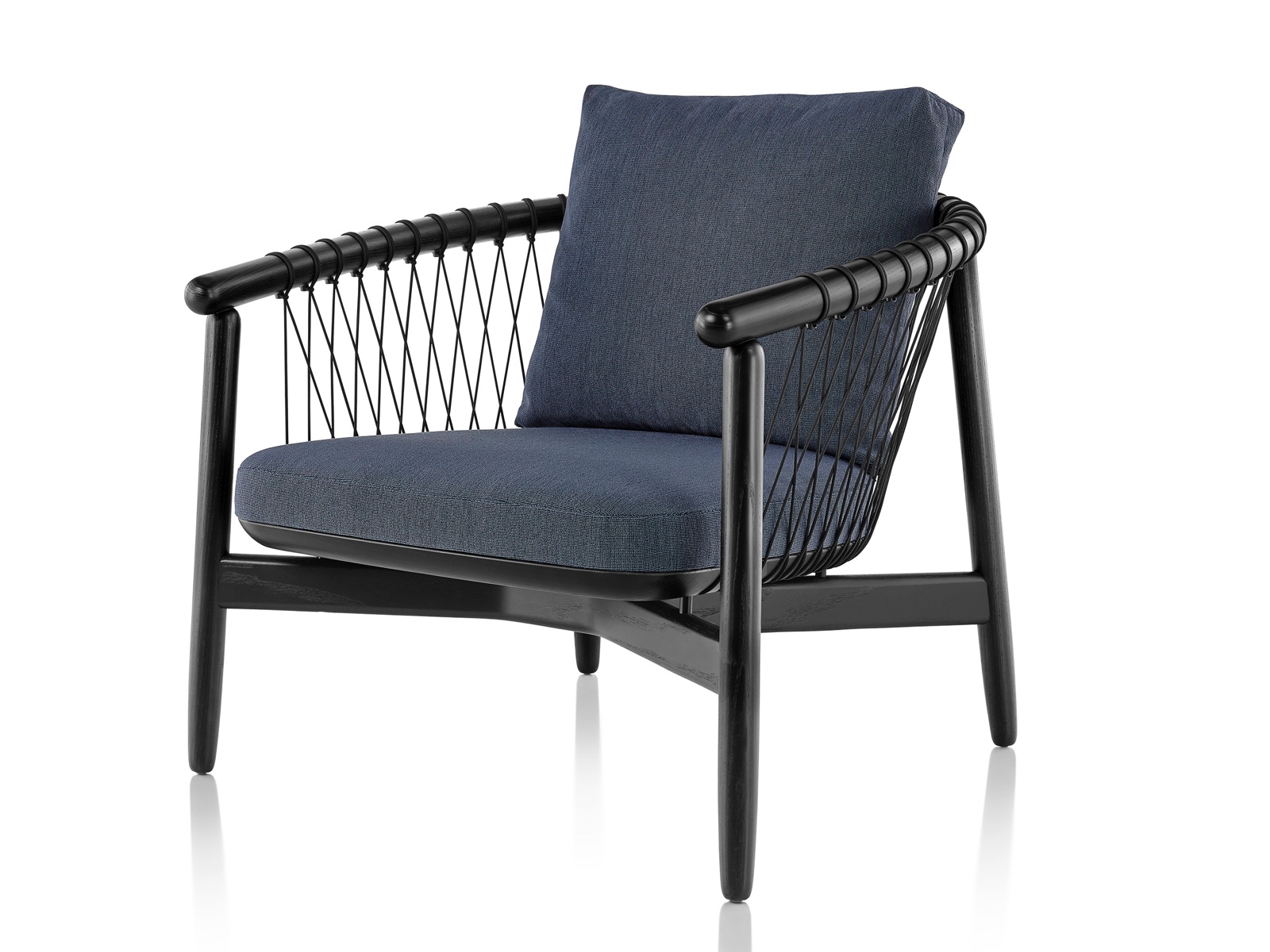 Azul marinho estofados Crosshatch cadeira com moldura de madeira preta, vista de frente em um ângulo.