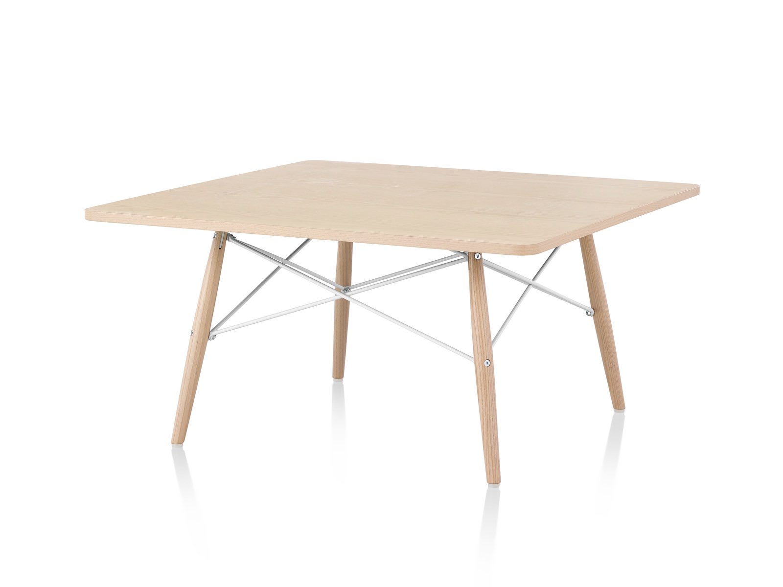 Uma vista angular de uma mesa de café Eames com pernas de madeira, cruzes metálicas e um tampo de madeira clara.